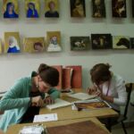 Ćwiczenia z techniki malarstwa temperowego na desce z elementami złoceń