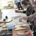 Ćwiczenia z techniki malarstwa temperowego na desce z elementami złoceń