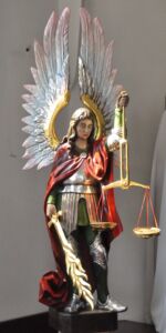 Rekonstrukcja figury z 1 poł. XXw., drewnianej, polichromowanej, wraz z postumentem, przedstawiającej Św. Michała Archanioła (zwieńczenie zrekonstruowanego ołtarza), dla kościoła p.w. Św. Augustyna w Świętochłowicach – Lipinach.