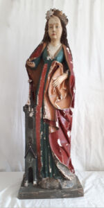 Rzeźba „Św. Barbara”. Lico. Stan przed konserwacją. Widoczna prowizoryczna rekonstrukcja prawej dłoni. Widoczna obniżona adhezja olejnego przemalowania i odsłonięta, w ubytkach przemalowania, warstwa wtórnej zaprawy