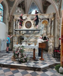 Rekonstrukcja XVIII – wiecznego ołtarza głównego w kościele p.w. Narodzenia Św. Jana Chrzciciela w Kamieńcu . W trakcie montażu.