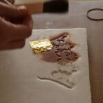 Ćwiczenia z techniki malarstwa temperowego na desce z elementami złoceń