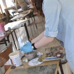 Ćwiczenia z technik nietypowych. Malarstwo na linoleum z wykorzystaniem efektu matrycy graficznej.