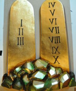 Rekonstrukcja płaskorzeźby przedstawiającej tablice Mojżeszowe do zaplecka XVIII – wiecznej ambony z kościoła p.w. Św. Wawrzyńca w Chorzowie.