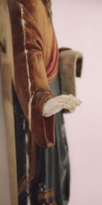 Fragment rzeźby. Stan podczas uzupełniania ubytków zaprawy. Widoczna rekonstrukcja prawej dłoni