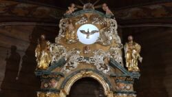 Złocone elementy ołtarza