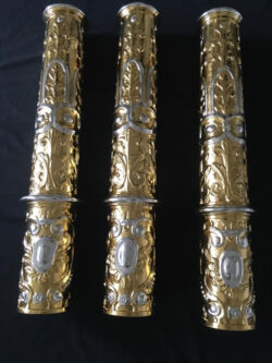 Kolumny. Stan po zakończeniu rekonstrukcji partii złoceń i srebrzeń, przed położeniem warstwy szelaku na srebrzenia.