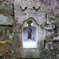 Sakramentarium.-Stan-przed-konserwacja.-Widoczne-miejsce-przechowywania-zabytku-jako-element-tylnej-sciany-groty.-Widoczne-przebarwienia-frontowej-scianki Sakramentarium.-Stan-przed-konserwacja.-Widoczne-miejsce-przechowywania-zabytku-jako-element-tylnej-sciany-groty.-Widoczne-przebarwienia-frontowej-scianki