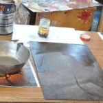 Ćwiczenia z technik nietypowych. Malarstwo na metalu z wykorzystaniem efektów występujących w technikach druku wklęsłego.