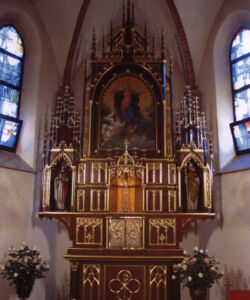 Zrekonstruowany ołtarz główny z pocz. XX w. z parafii p.w. Wniebowzięcia Najświętszej Marii Panny w Kobiórze.