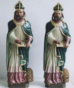 Kopia XX-wiecznej rzeźby drewnianej, polichromowanej: „Św. Ambroży” (z lewej), obok oryginał Kopia XX-wiecznej rzeźby drewnianej, polichromowanej: „Św. Ambroży” (z lewej), obok oryginał