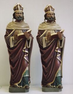 Kopia XX-wiecznej rzeźby drewnianej, polichromowanej: „Św. Augustyn” (z lewej), obok oryginał Kopia XX-wiecznej rzeźby drewnianej, polichromowanej: „Św. Augustyn” (z lewej), obok oryginał